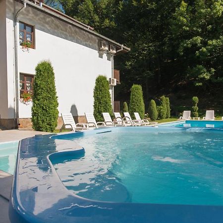 Family Hotel Bile Beli Osŭm Exteriör bild