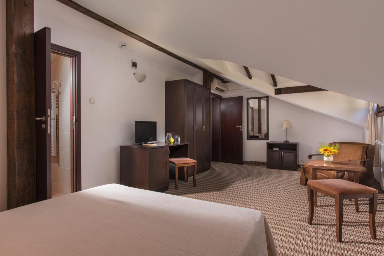 Family Hotel Bile Beli Osŭm Exteriör bild