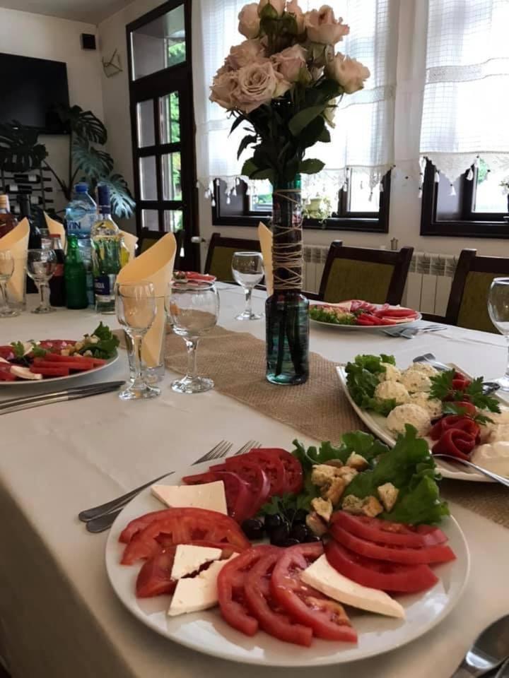 Family Hotel Bile Beli Osŭm Exteriör bild