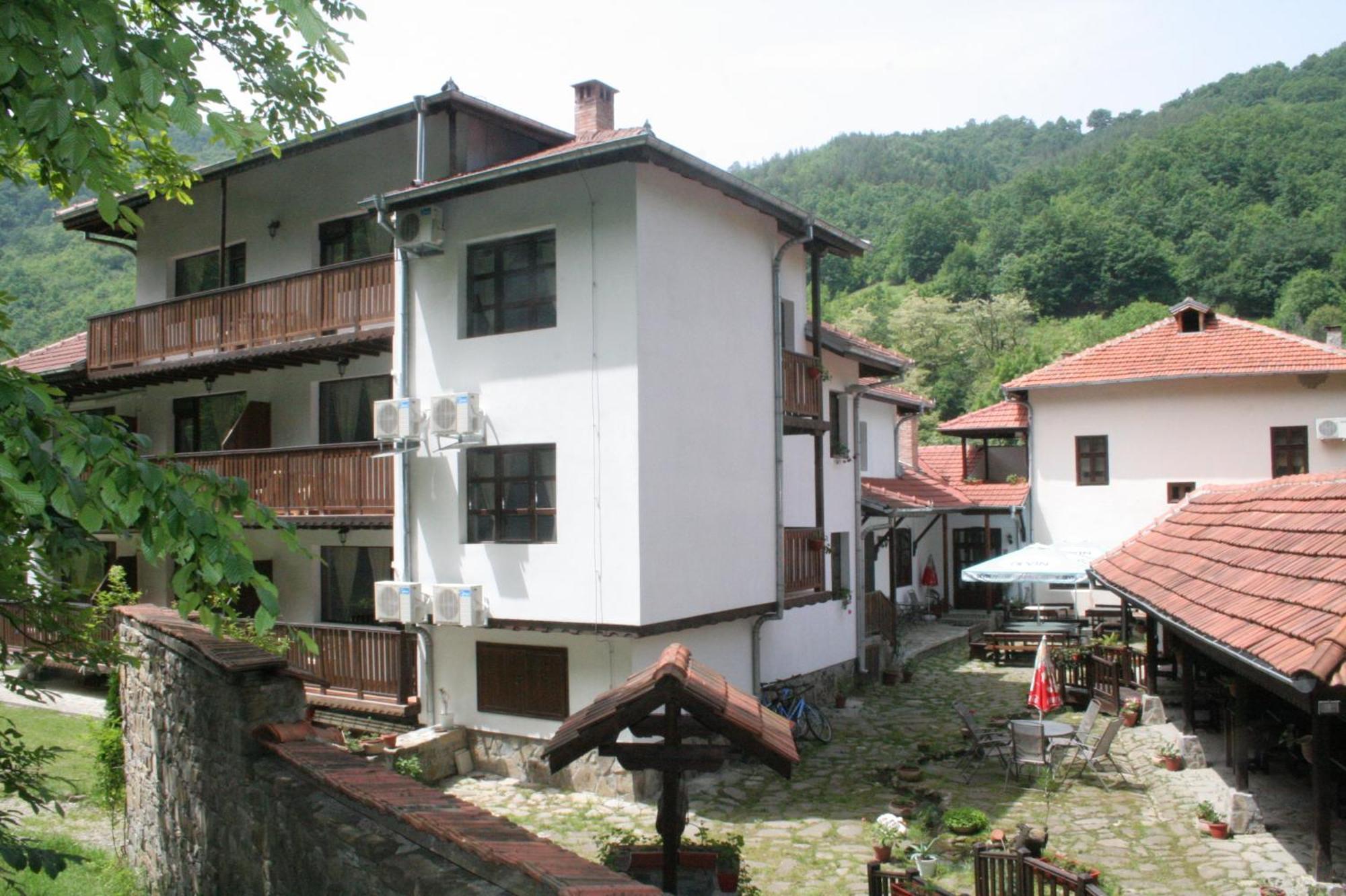 Family Hotel Bile Beli Osŭm Exteriör bild