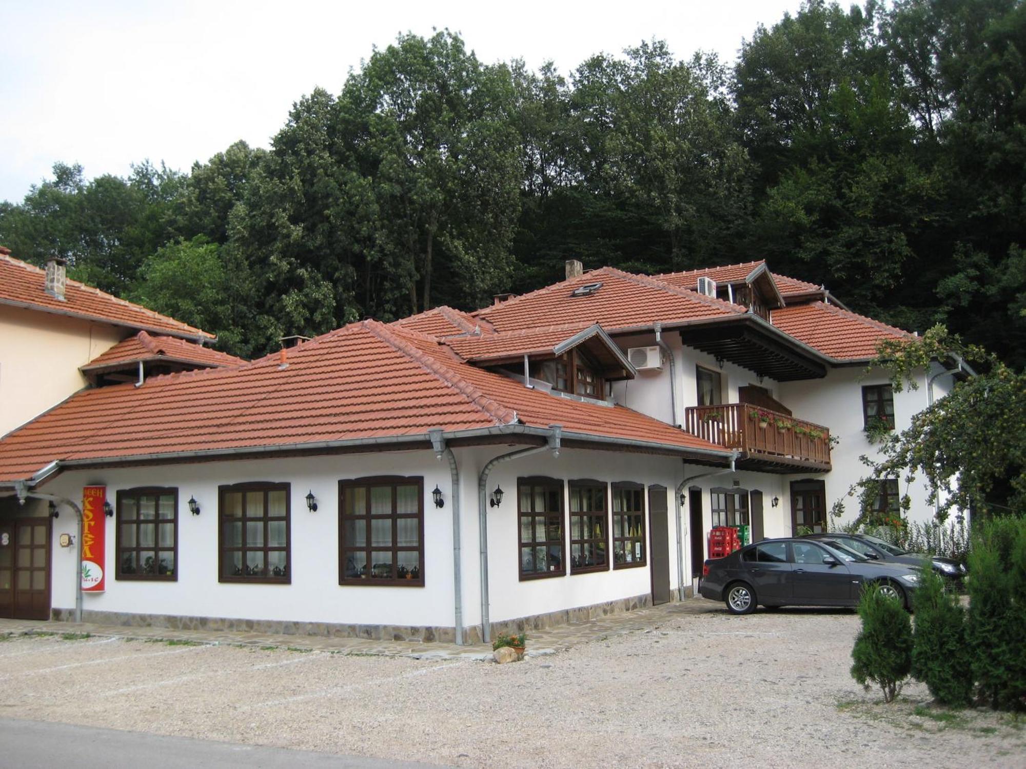 Family Hotel Bile Beli Osŭm Exteriör bild