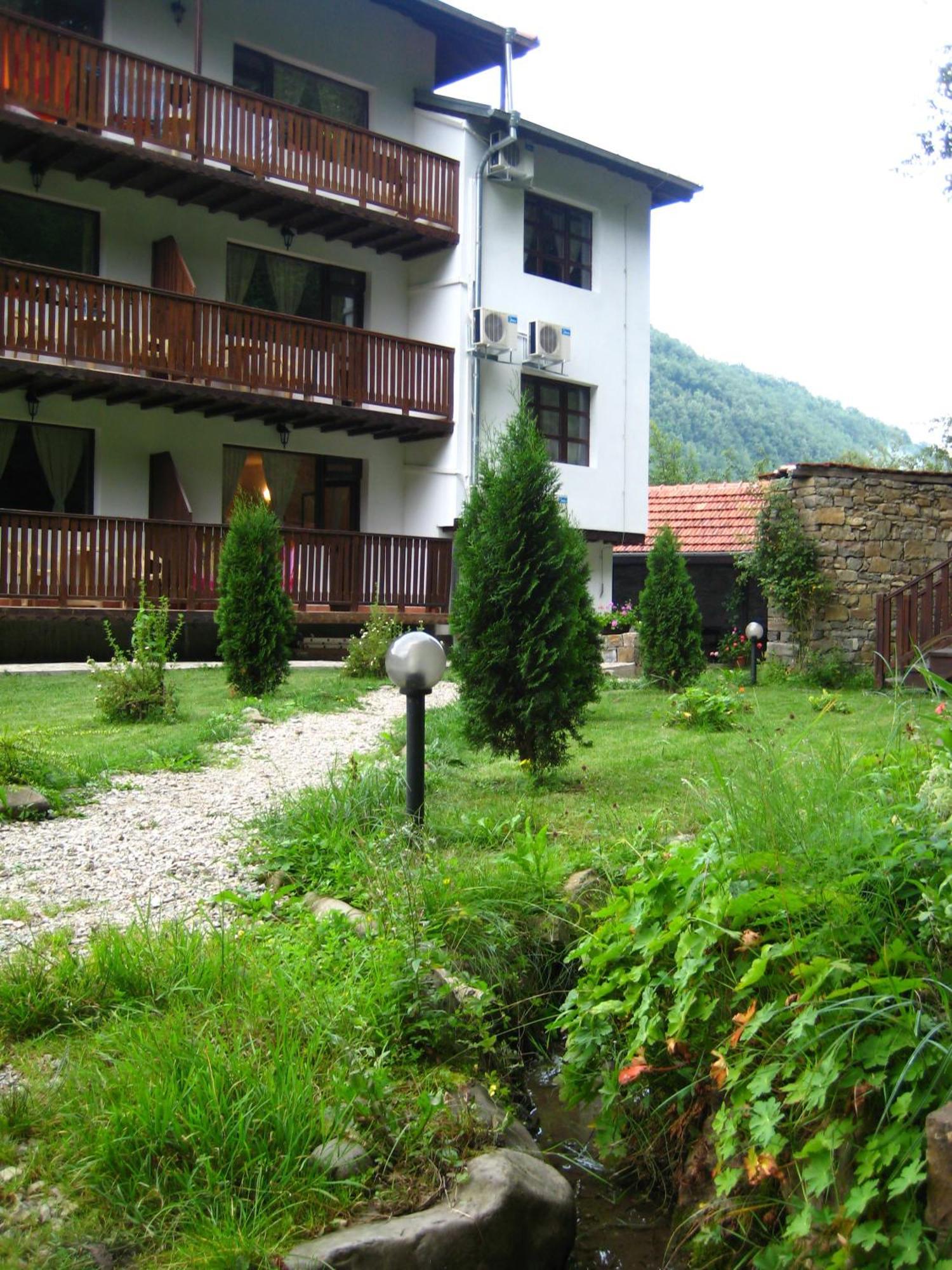 Family Hotel Bile Beli Osŭm Exteriör bild