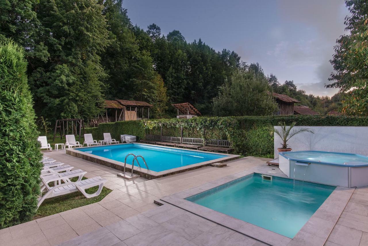 Family Hotel Bile Beli Osŭm Exteriör bild