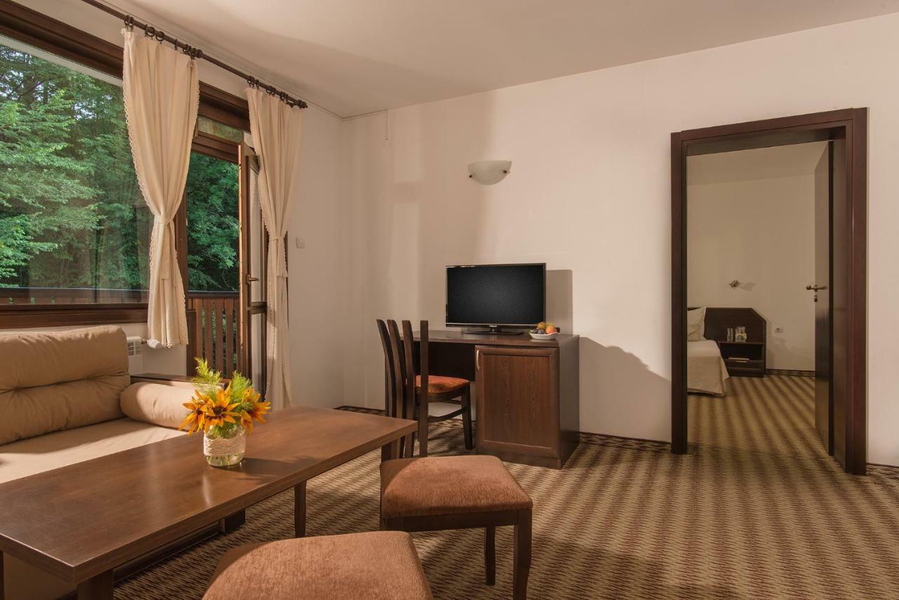 Family Hotel Bile Beli Osŭm Exteriör bild