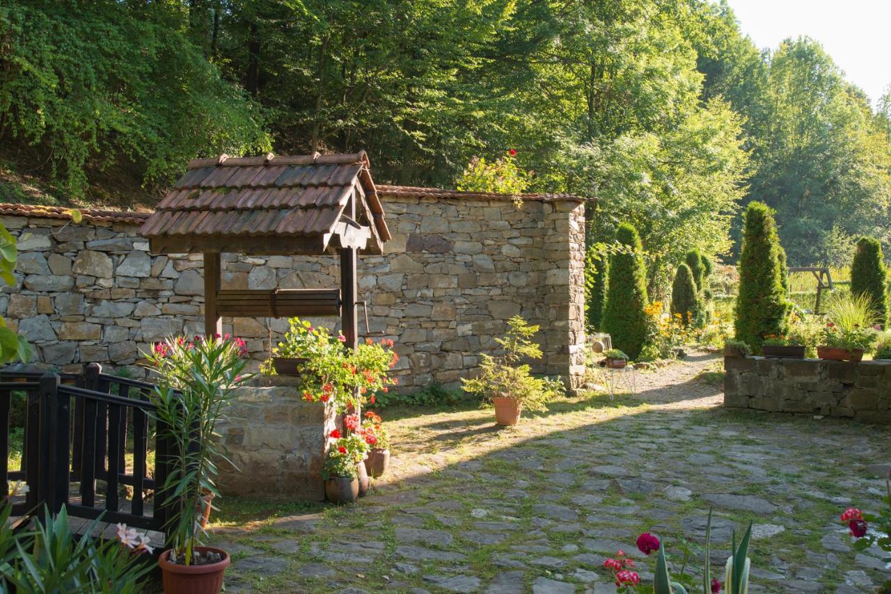 Family Hotel Bile Beli Osŭm Exteriör bild