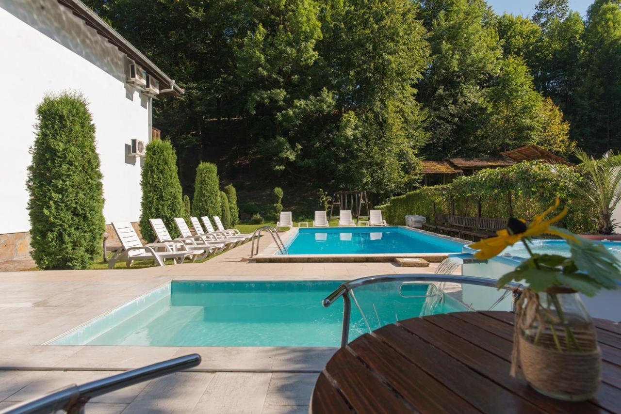 Family Hotel Bile Beli Osŭm Exteriör bild