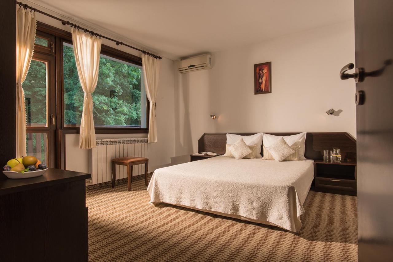 Family Hotel Bile Beli Osŭm Exteriör bild