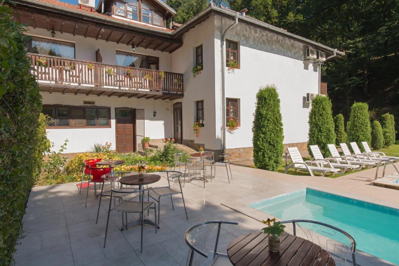 Family Hotel Bile Beli Osŭm Exteriör bild