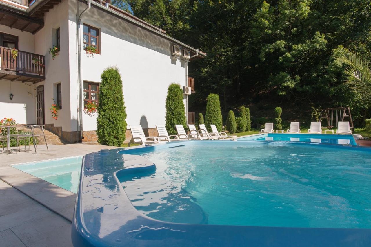 Family Hotel Bile Beli Osŭm Exteriör bild