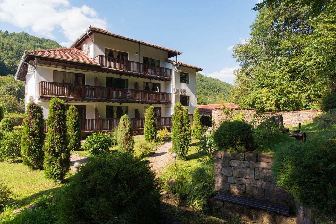 Family Hotel Bile Beli Osŭm Exteriör bild